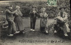CPA Folklore Auvergne La Bourree 