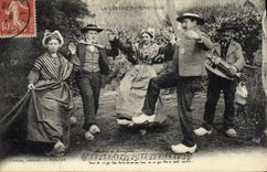 CPA Folklore Auvergne La Bourree 