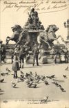 CPA Colombe Colombophilie Lyon Les piegons de la place des Terreaux et la fontaine Batholdi