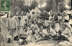 CPA Militaria Les Zouaves au camp L'astiquage en plein air