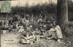 CPA Militaria Les Zouaves au camp Un dejeuner sur l'herbe