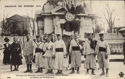 CPA Militaria Groupe de blesses Zouaves et turcs venus saluer la statue de Strasbourg Paris