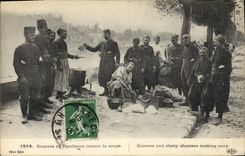CPA Militaria Zouaves et tirailleurs faisant la soupe