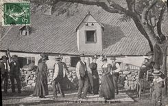 CPA Folklore Auvergne La danse de la Bourree 