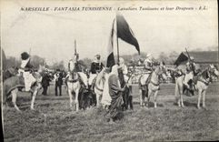 CPA Militaria Marseille Fantasia Cavaliers tunisiens et leur drapeau