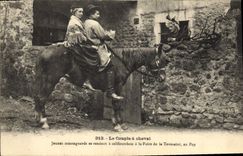 VINTAGE POSTCARD Folklore Auvergne the couple has mountain Jeunes horse going to - califourchon to the fair of All Saints' day in Puy