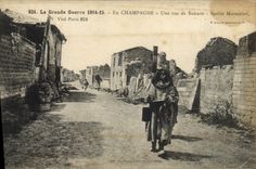 CPA Militaria En Champagne Une rue de Souain Spahis marocains