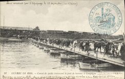 CPA Militaria Convoi de Spahis traversant le pont de bateaux a Compiegne 
