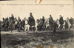 CPA Militaria Goumiers ramenant des prisonniers allemands de Dixmude a Furnes