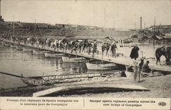 Paso de Militaria de la POSTAL de la VENDIMIA de un regimiento de Spahis senegalés en el nuevo puente de Compiegne