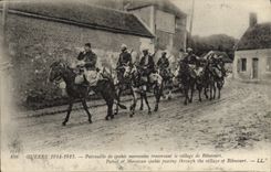 Patrullas de Militaria de la POSTAL de la VENDIMIA de Spahis Morrocans que cruzan la aldea de Ribecourt