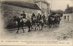 CPA Militaria Patrouille de Spahis Marocains traversant la village de Ribecourt
