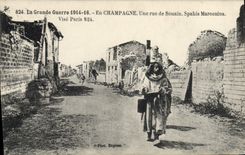 CPA Militaria En Champagne Une rue de Souain Spahis Marocains