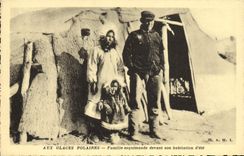 CPA Polaire Aux glaces polaires Famille esquimaude devant son habitation d'ete 
