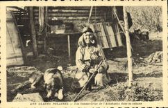 CPA Polaire Aux glaces polaires Une femme Crise de l'Athabaska dans sa cabane