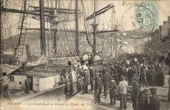 CPA Bateau de peche Fecamp le grand quai au moment du depart des TErre Neuviers