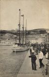 CPA Bateau de peche Fecamp Le grand quai au moment du depart d'un Terre Neuvier