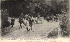 CPA Militaria Spahis Marocains traversant la foret de Compiegne 