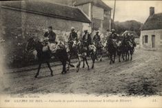 CPA Militaria Patrouille de Spahis Marocains traversant le village de Ribecourt
