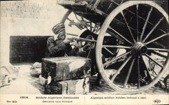 CPA Militaria Soldats algeriens dissimules derriere une voiture