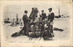 CPA Peche Etretat Pecheurs reparant leurs filets