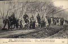 CPA Militaria Spahis marocains escortant des prisonniers sur la route de Dixmude 