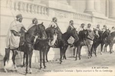 CPA Militaria Marseille Exposition coloniale Spahis escortant le Roi du Cambodge 