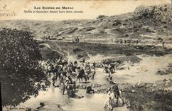 CPA Militaria Les routes du Maroc Spahis et Goumiers faisant boire leurs chevaux 