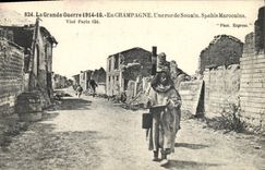 CPA Militaria En champagne Une rue du Souain Spahis Marocains