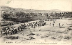 CPA Militaria Maroc Taourirt Sur les bords de la Moulouya halte d'un escadron de Spahis 