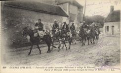 CPA Militaria Patrouille de Spahis Marocains traversant le village de Ribecourt