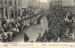 CPA Militaria Les Spahis sur la place de Furnes