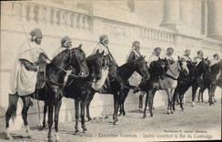 CPA Militaria Marseille Exposition coloniale Spahis escortant le roi du Cambodge