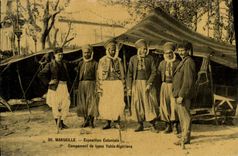 CPA Militaria Marseille Exposition coloniale Campement de types Yahis Algeriens