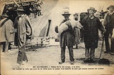 CPA Folklore Auvergne Scene de la vie rurale a la foire Cochon Porc 