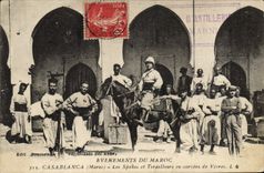 CPA Militaria Les evenements du Maroc Casablanca Les Spahis et tirailleurs en corvees de vivres