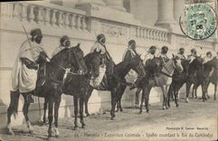 CPA Militaria Marseille Exposition coloniale Spahis escortant le Roi du Cambodge