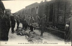 CPA Militaria Sante Arrivee de blesses francais en gare de Chalons sur Marne