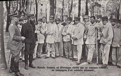 CPA Militaria Sante Blesses francais en Allemagne visites par un medecin francais en compagnie d'un medecin allemand