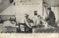 Vintage Postcard Militaria Between brothers-in-arms Jeune Belgian officer offering of the cigarettes has a glazier wounds close to him in Belgium