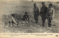 CPA Militaria Tirailleurs marocains soignant un blesse allemand pres de Villeroy 