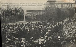 Vintage Postcard Mort Funeral Funeral of Mr. Constant Coquelin has Pont with the Ladies In the park of the old people's home During the speeches
