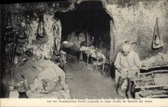 Postal Salud Militaria sobre el frente francés ambulancia en una gruta del Aisne