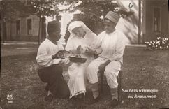 CPA Sante Militaria Soldats d'Afrique a l'ambulance Infirmiere