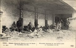 CPA Sante Militaria Blesses allemands dans la cour de l'ecole de Varreddes