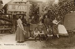 CPA Folklore Alsace Alsaciennes A la fontaine