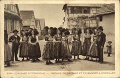 CPA Folklore Alsace Groupe de paysans et paysannes a Engwiller
