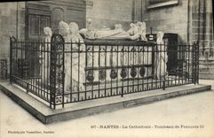 CPA Mort Nantes La cathedrale Tombeau de Francois II