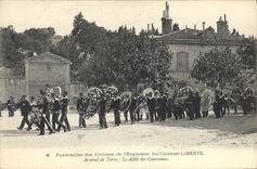 CPA Mort Funerailles des victimes de l'explosion du cuirasse Liberte Arsenal de terre Le defile des couronnes