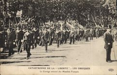 CPA Mort Catastrophe de la Liberte Les obseques le cortege entoure des matelots francais